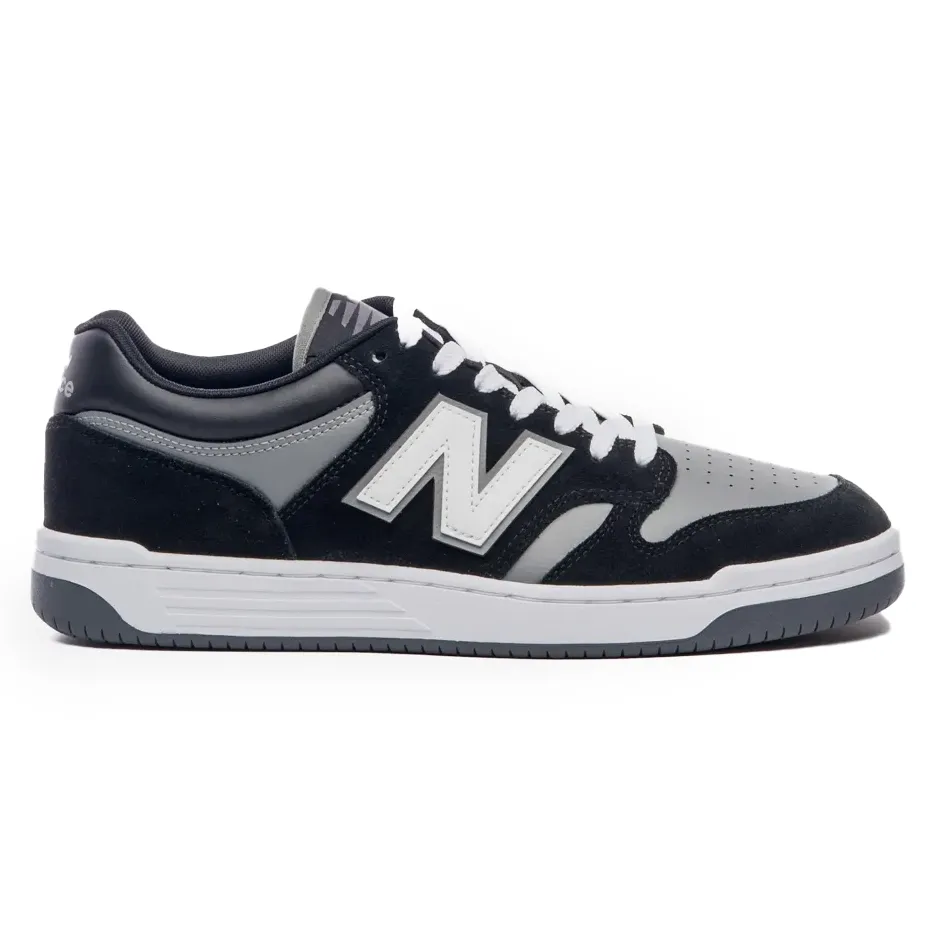 Tênis New Balance 480 Low Masculino Preto em ângulo frontal, com detalhes em cinza e logo branco na lateral